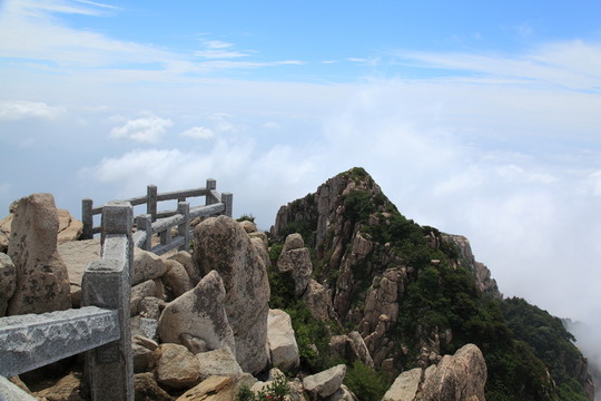 山東泰山云海之巔