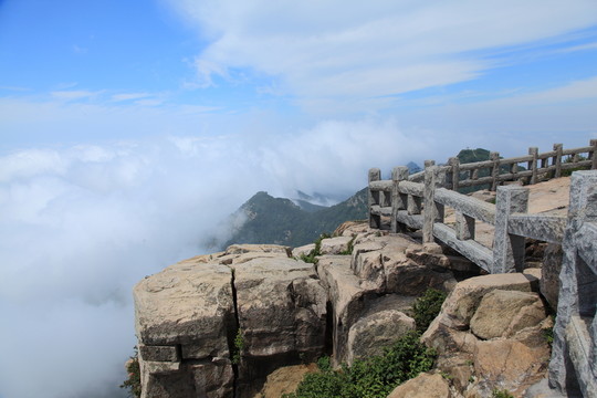 山東泰山云海之巔