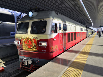 準備發(fā)車的綠皮車