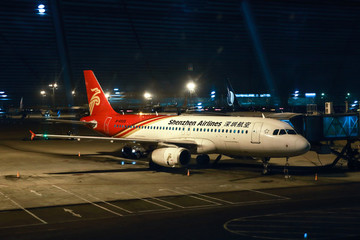 飛機場夜景飛機在停機坪上