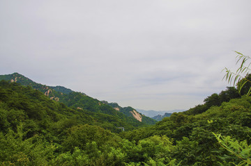 千山桃花溪谷山林山峰與漫天白云
