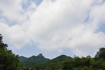 千山桃花溪谷群山峰與漫天彩云