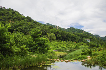 千山桃花溪谷溪水山峰與漫天白云