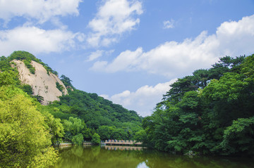 千山云潭潭水石橋與樹(shù)木山林山峰