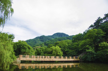 千山云潭潭水石橋山峰與滿天白云
