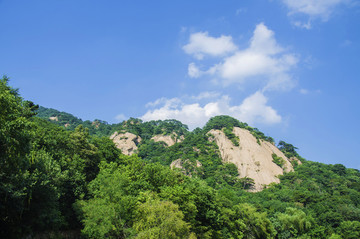 千山龍泉寺景區(qū)群山峰與藍(lán)天白云
