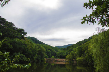 千山云潭潭水石橋樹(shù)木與漫天白云