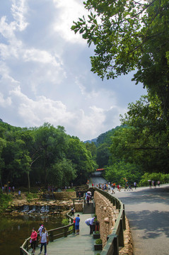 千山云潭潭水公路樹木與藍(lán)天白云