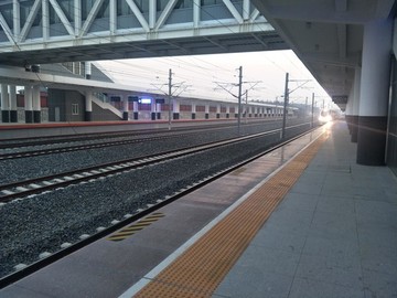高鐵進(jìn)站