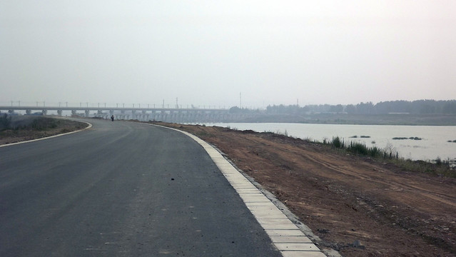 河邊的公路