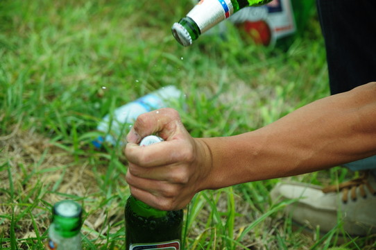 開啤酒瓶