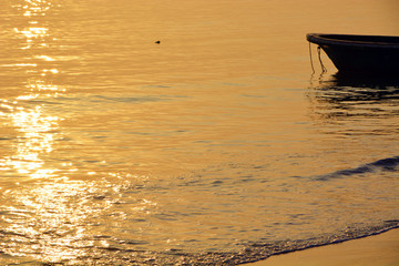海邊夕陽小船