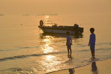 海邊夕陽小船小孩