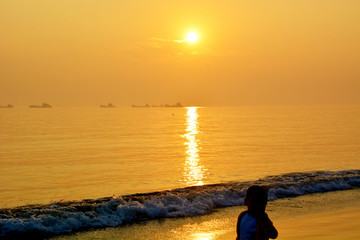 夕陽海面沙灘海浪