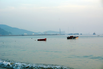 海邊黃昏船只