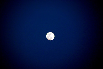 天空?qǐng)A月