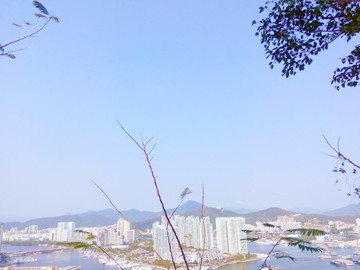 山頂遠望城市建筑