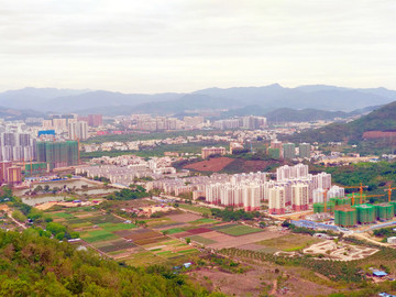 山中遠(yuǎn)望城市風(fēng)光