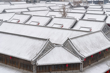 青磚灰瓦中式建筑屋頂雪景