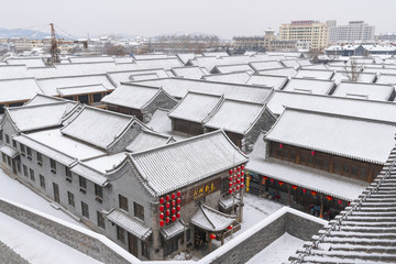 青磚灰瓦中式建筑屋頂雪景
