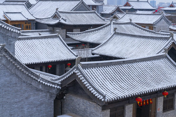 青磚灰瓦中式建筑屋頂雪景