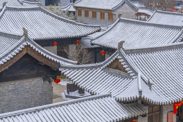 青磚灰瓦中式建筑屋頂雪景