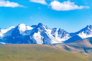 新疆巴音布魯克草原雪山