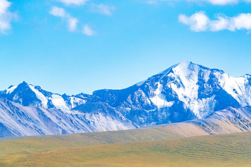 新疆巴音布魯克草原雪山