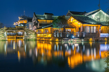 中國浙江烏鎮(zhèn)古橋夜景倒影