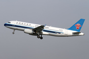 飛機(jī)起飛中國(guó)南方航空