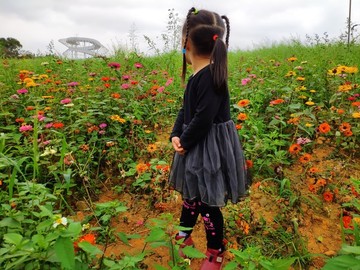 花園中的小女孩