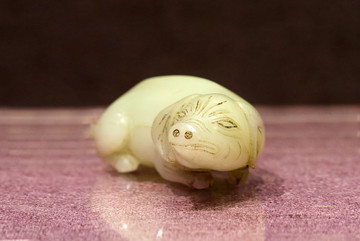 明代白玉臥豬