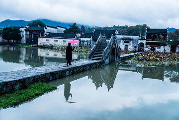 石板路游人宏村