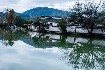 宏村遠(yuǎn)山湖面