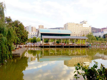 攀枝花學(xué)院湖畔風(fēng)景