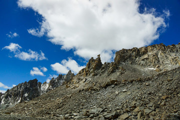 藍(lán)天高原山峰