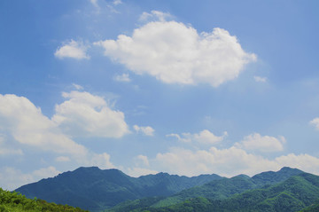 千山古道關(guān)天空朵朵白云