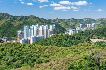承德青山綠樹環(huán)繞的城市樓宇