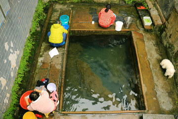 井水邊洗衣服