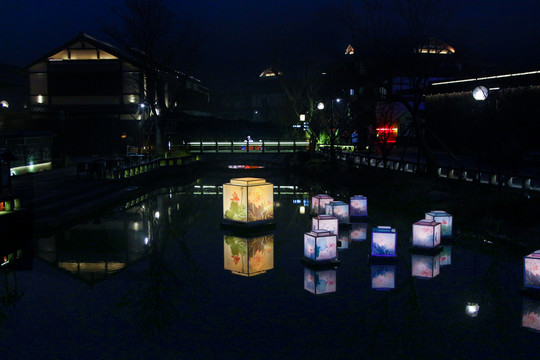 夜景河燈