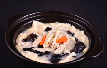 高湯魚(yú)滑浸竹笙花生芽