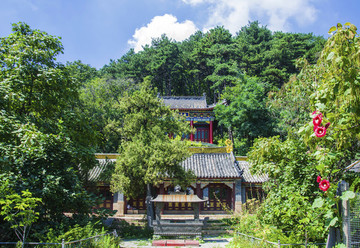 千山木魚庵玉皇殿建筑與樹木山峰