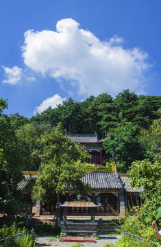 千山木魚庵玉皇殿建筑與樹木山峰
