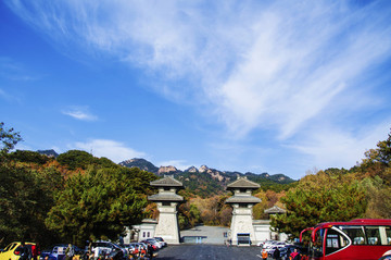 千山風(fēng)景區(qū)的泰和門與樹木山峰