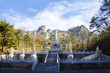 千山香巖寺石塔塔林全景與群山