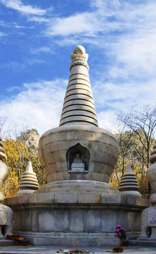 千山香巖寺塔林主佛塔與石塔