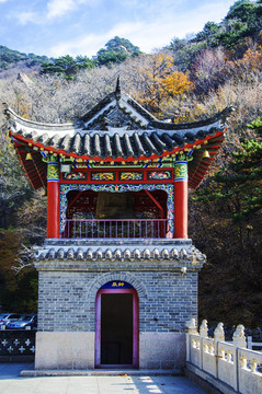 千山香巖寺鐘樓與山峰