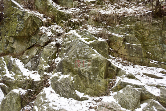 山石上的積雪
