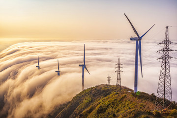 云海中的風力發(fā)電機