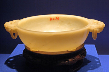 青玉蝠耳銜活環(huán)牡丹式洗